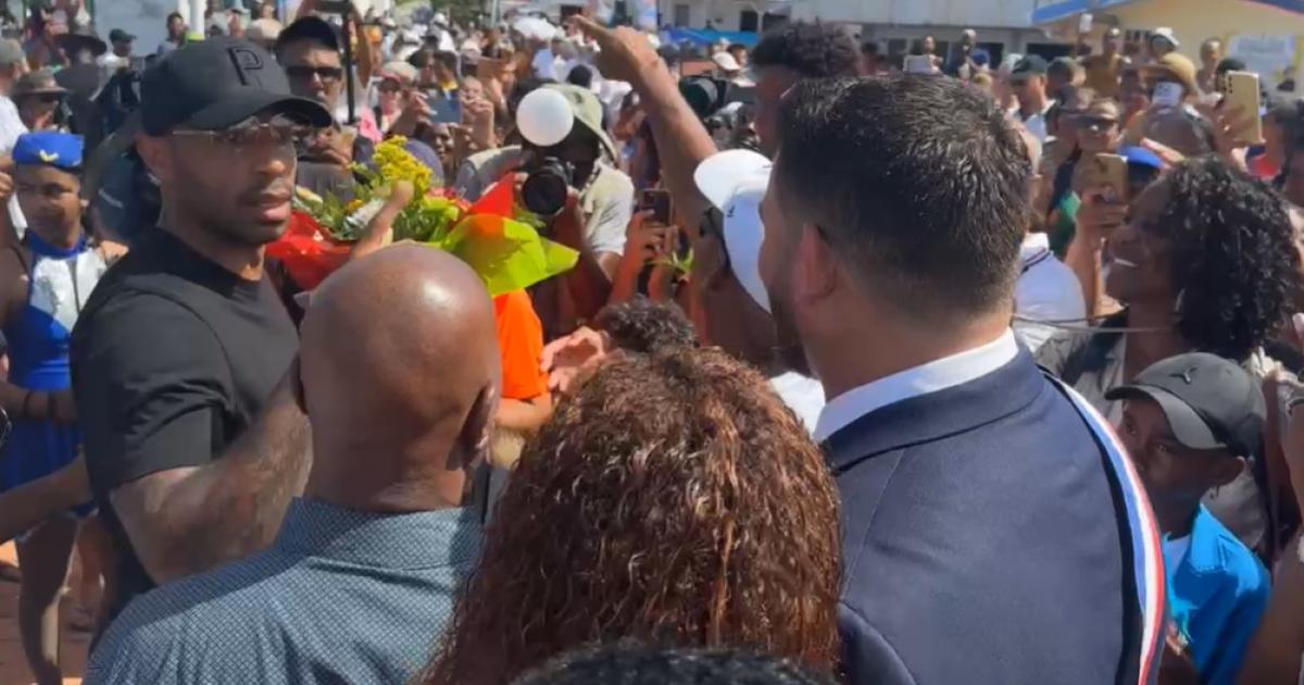     Bain de foule pour Thierry Henry à La Désirade

