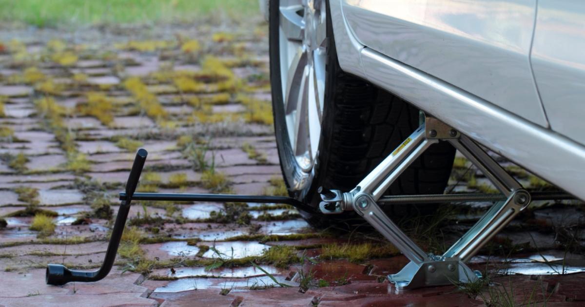     Il meurt écrasé par sa voiture en faisant de la mécanique 

