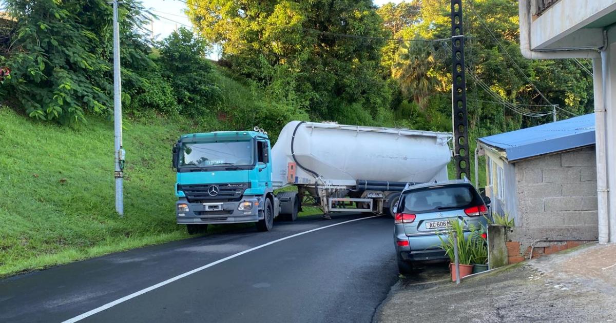     Un camion en travers de la route juste avant le bourg du Vert Pré

