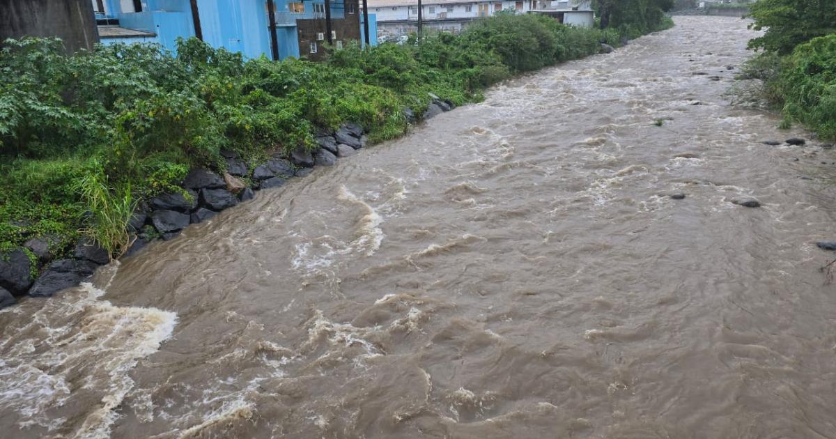     [EN DIRECT] Retour en vigilance orange  pour la Guadeloupe impactée par le passage de l'onde tropicale n°44

