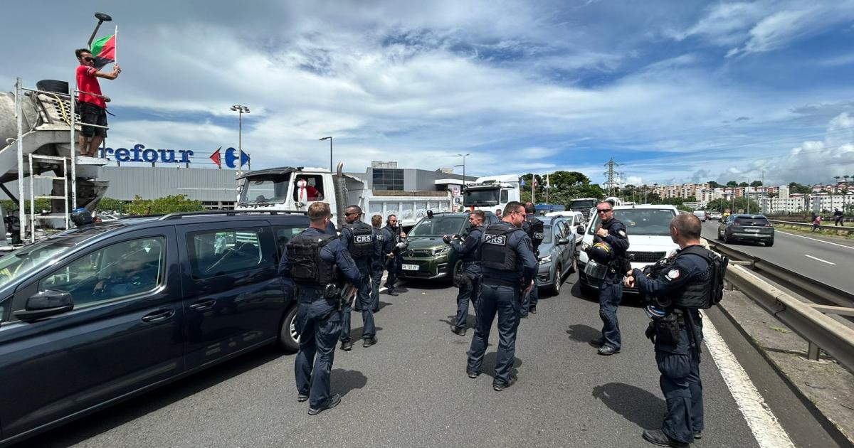     [EN IMAGES] Vie chère : une journée de mobilisation des chauffeurs routiers de Martinique 

