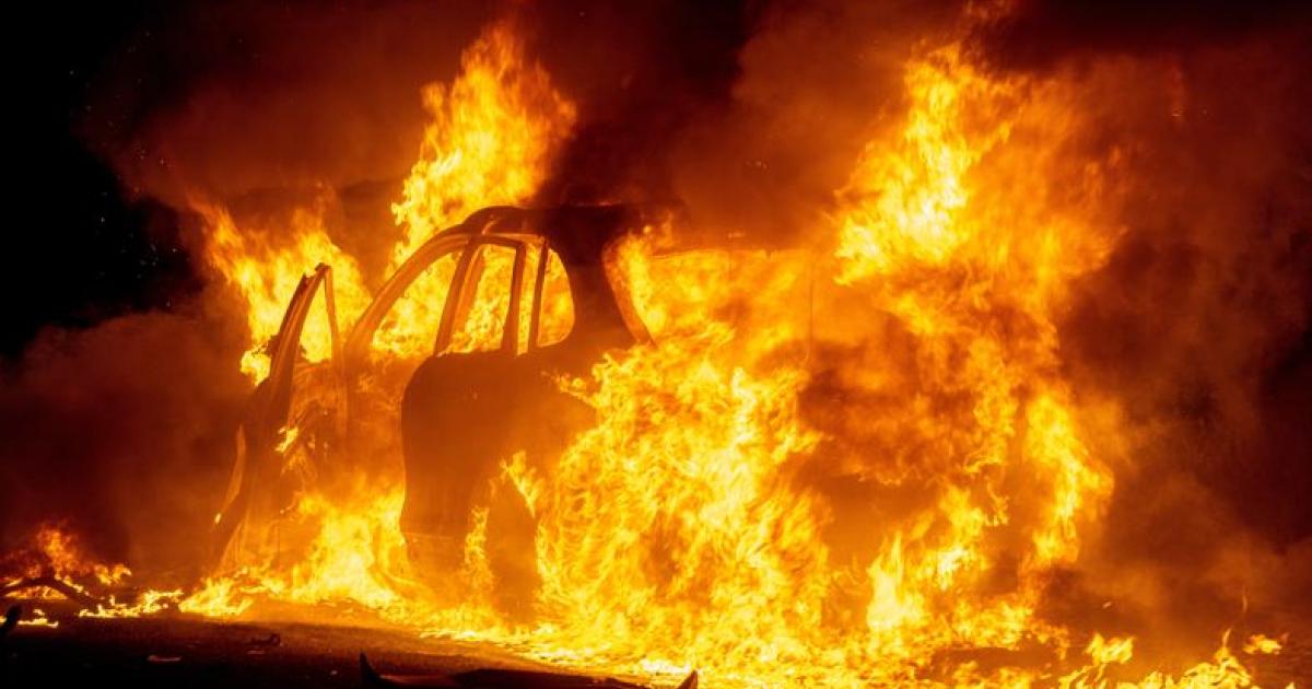     Quatre fourgons et un conteneur incendiés au Gosier

