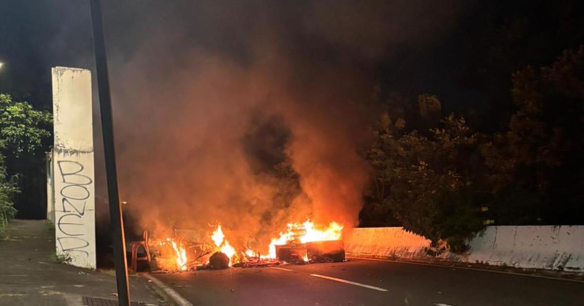     Incendies volontaires, affrontements, barrages routiers : une nuit de chaos en Martinique

