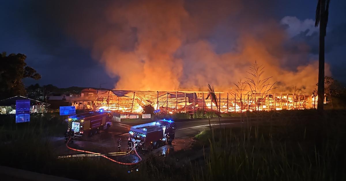     [PHOTOS et VIDEOS] Réveil brutal en Martinique après une nuit d'émeutes : un homme tué par balles au Robert, de nombreux commerces incendiés

