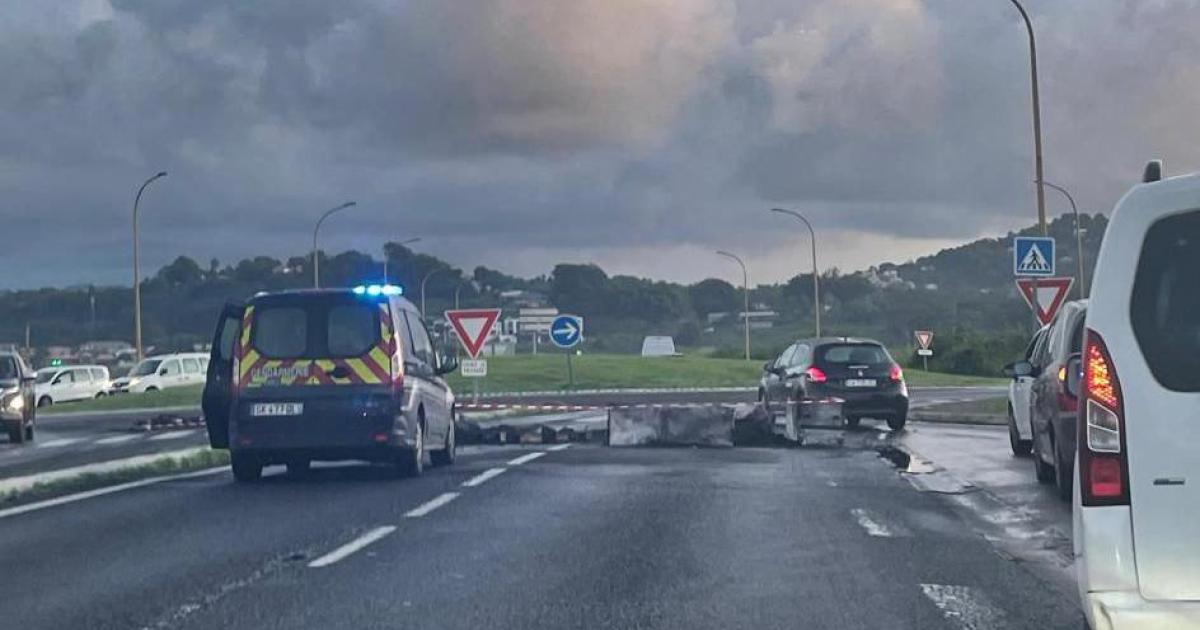     Quatre véhicules incendiés dans la nuit à Rivière-Salée, plusieurs barrages en ce début de semaine

