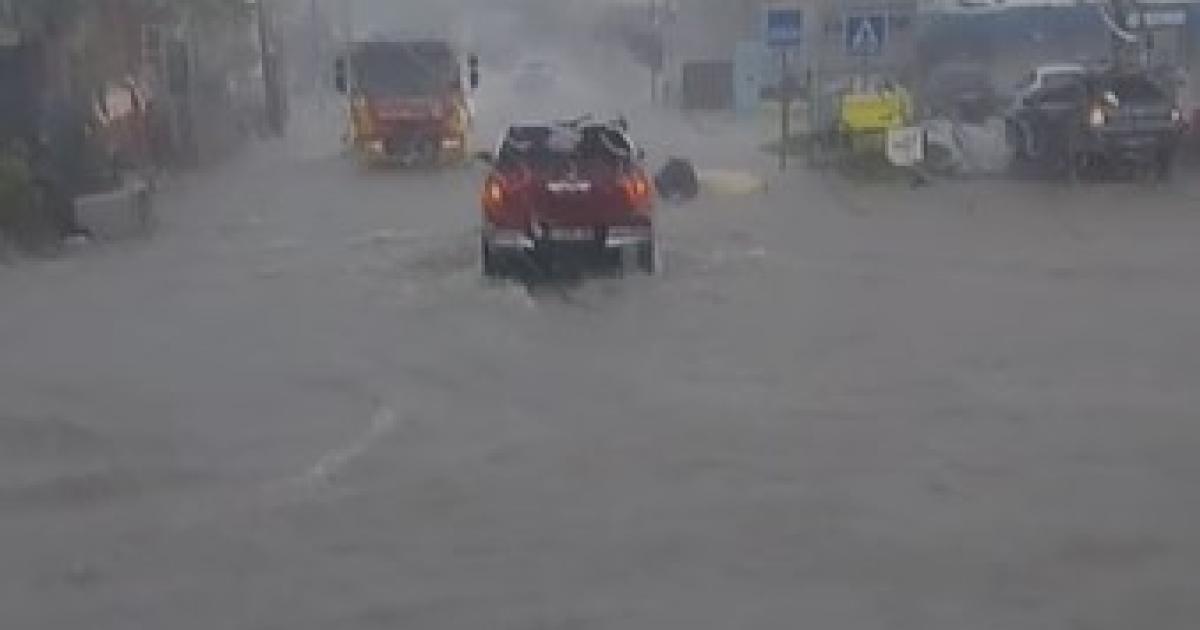     Fortes pluies et orages, la Guadeloupe redescend en vigilance jaune

