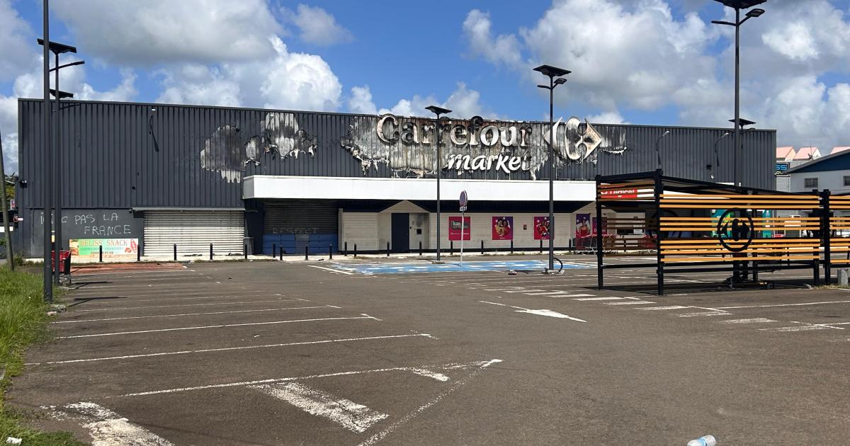     À Rivière-Salée, la nourriture pourrit dans le Carrefour Market incendié

