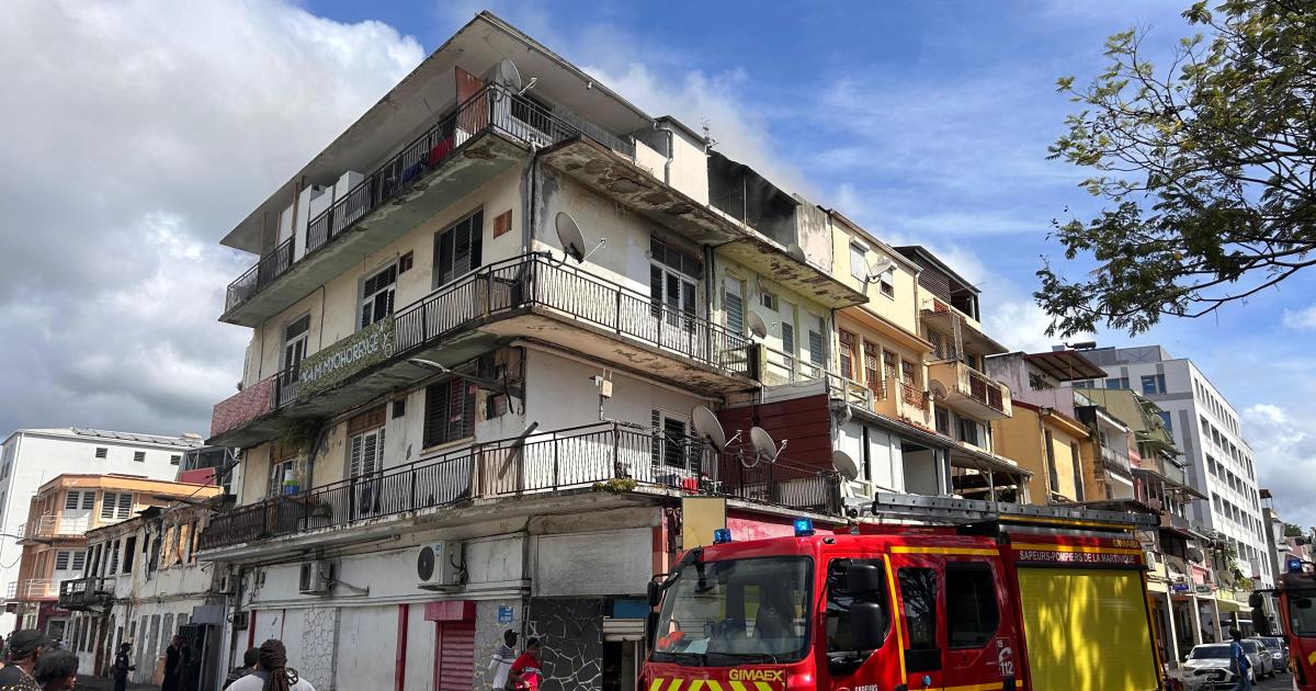     Plusieurs personnes interviennent pour faire évacuer un immeuble en feu à Fort-de-France

