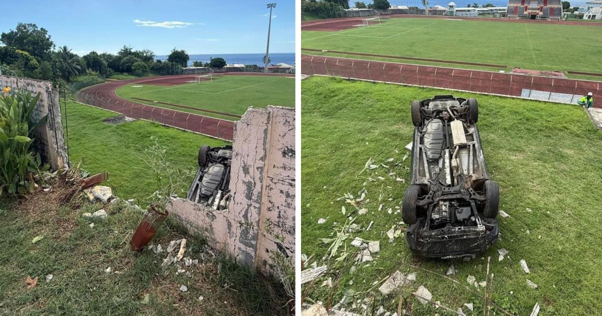     Une voiture traverse le mur du stade de Rivières des Pères à Basse-Terre

