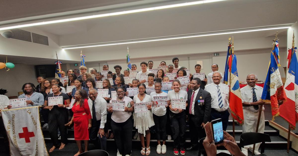     47 collégiens et lycéens de Martinique formés pour être les futurs Porte-Drapeaux 

