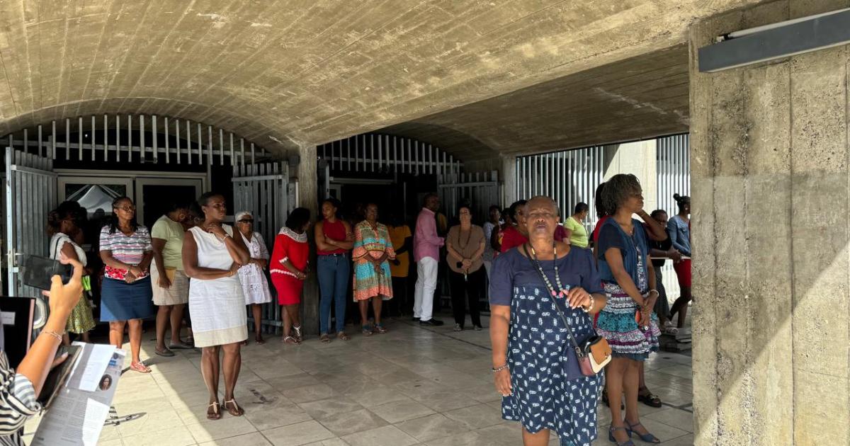     Minute de silence à Pointe-à-Pitre : la solidarité avec Mayotte s’affiche

