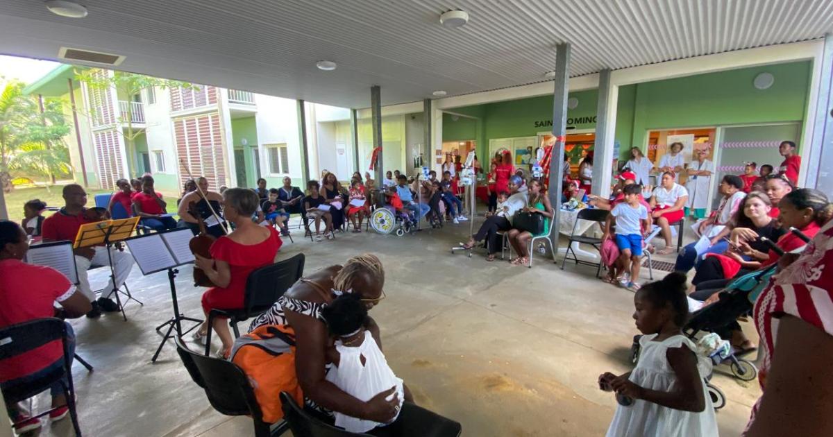     [VIDEO] Le CHU de Guadeloupe fait son arbre de Noël pendant une semaine

