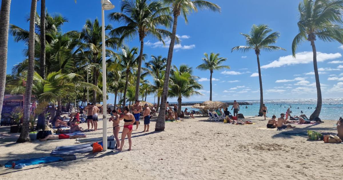     [VIDEO] La baignade reste interdite à Sainte-Anne : « nous attendons les résultats d'analyse » (Francs Baptiste, maire)

