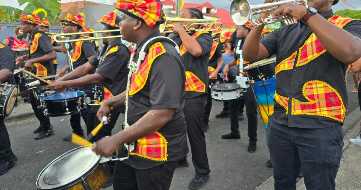     La carnaval s'invite à Terre-de-Haut et à Grand Bourg

