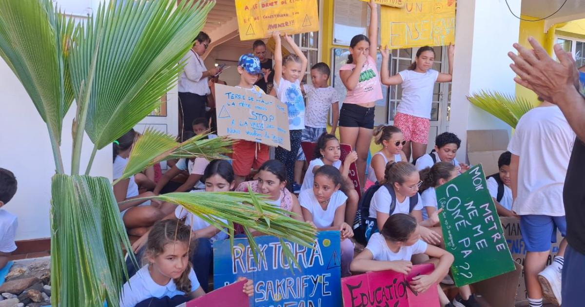     A Terre-de-Haut, les parents d'élèves mobilisés contre « la valse des enseignants »

