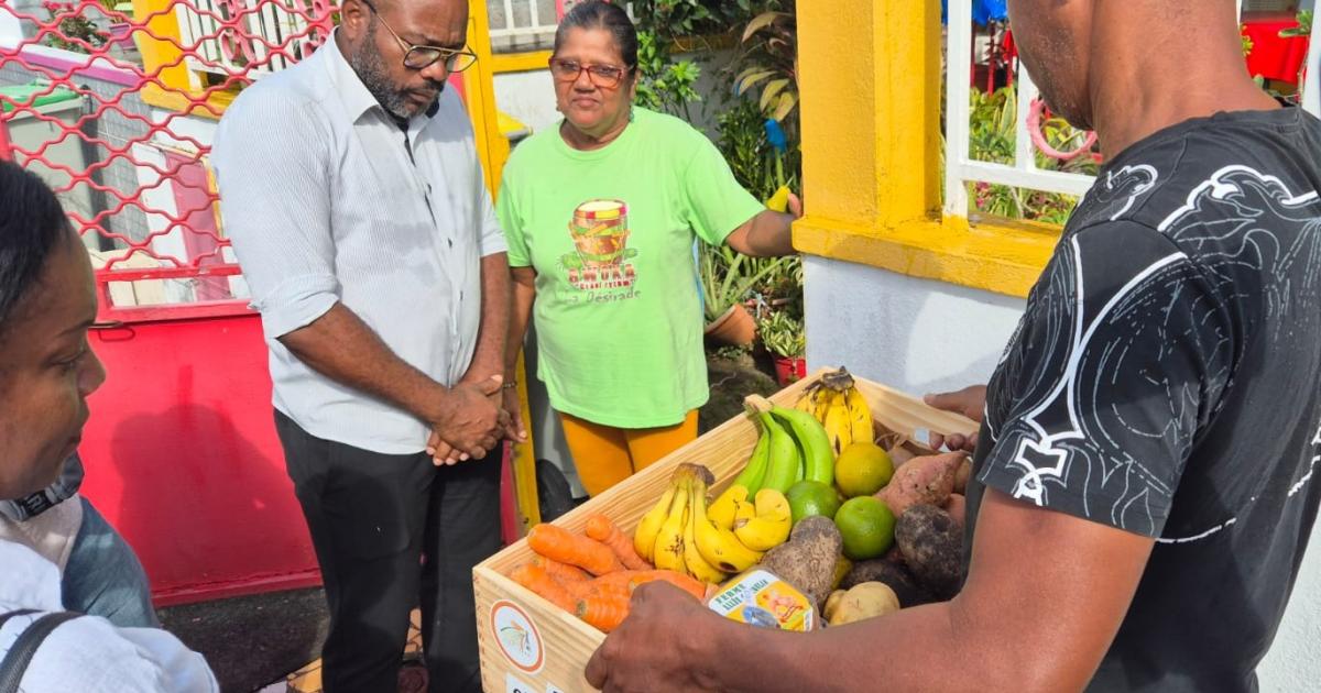    Distribution de paniers solidaires à Petit-Canal pour lutter contre la précarité alimentaire

