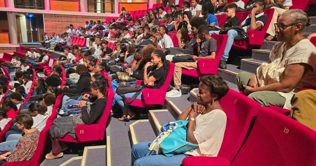     Firmine Richard incarne avec brio Olympe de Gouges devant des lycéens conquis

