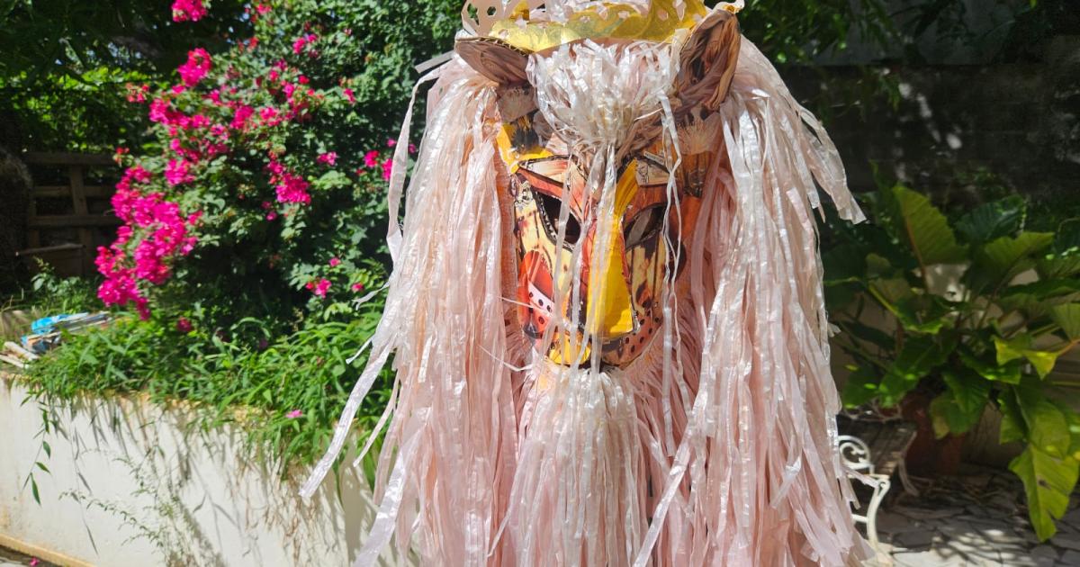     Dans l'atelier de Youma B, les petites mains font naître de fabuleux masques

