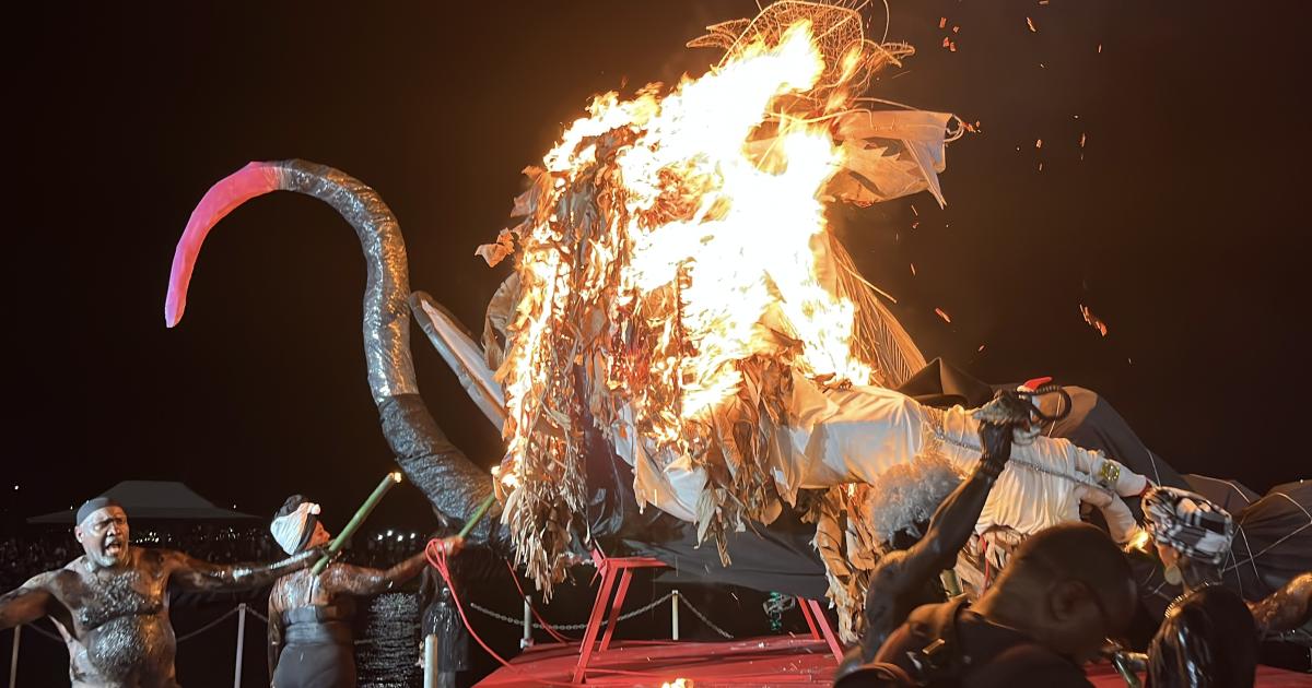     [EN IMAGES] Vaval brilé : le Roi du Carnaval de Martinique s’en est allé !

