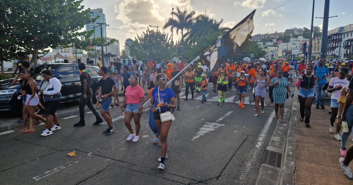     La Mi-Carême célébrée en fanfare dans les rues de Fort-de-France


