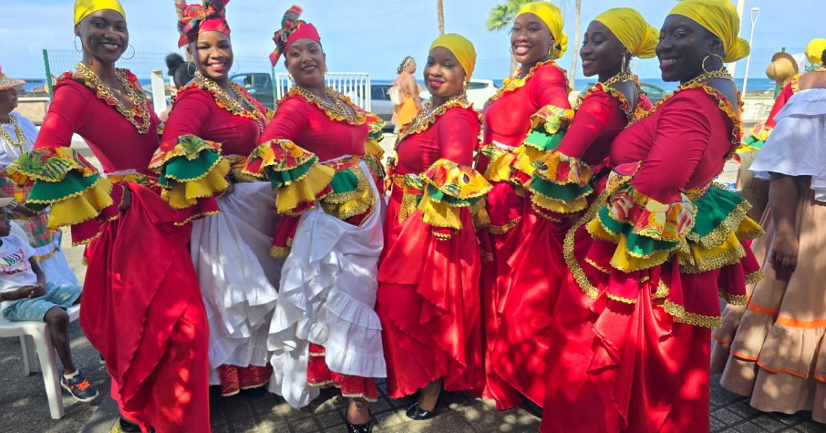     Un bain de foule pour le traditionnel défilé des marchandes et des associations !


