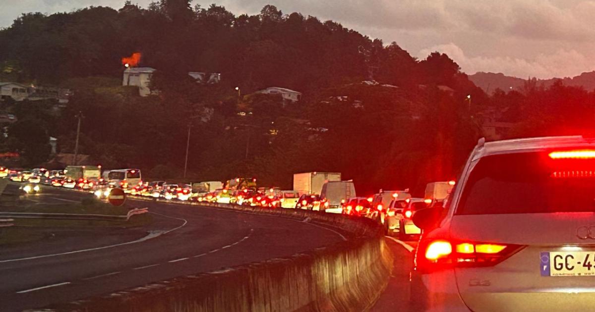     Plusieurs axes routiers paralysés par deux accidents à Ducos et au Lamentin

