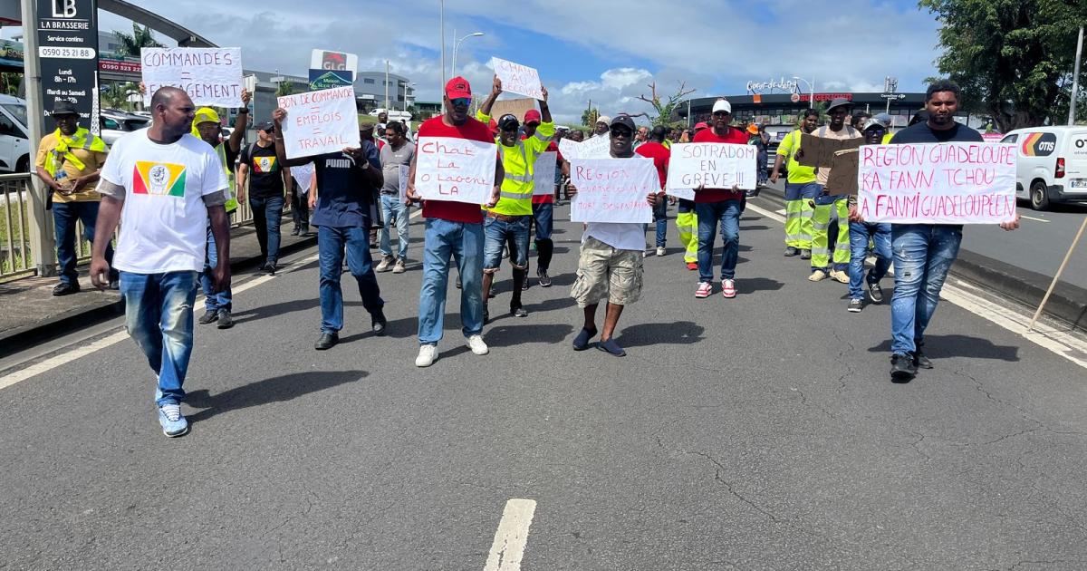     Grande mobilisation à Jarry des salariés de Sotradom, menacés de licenciements

