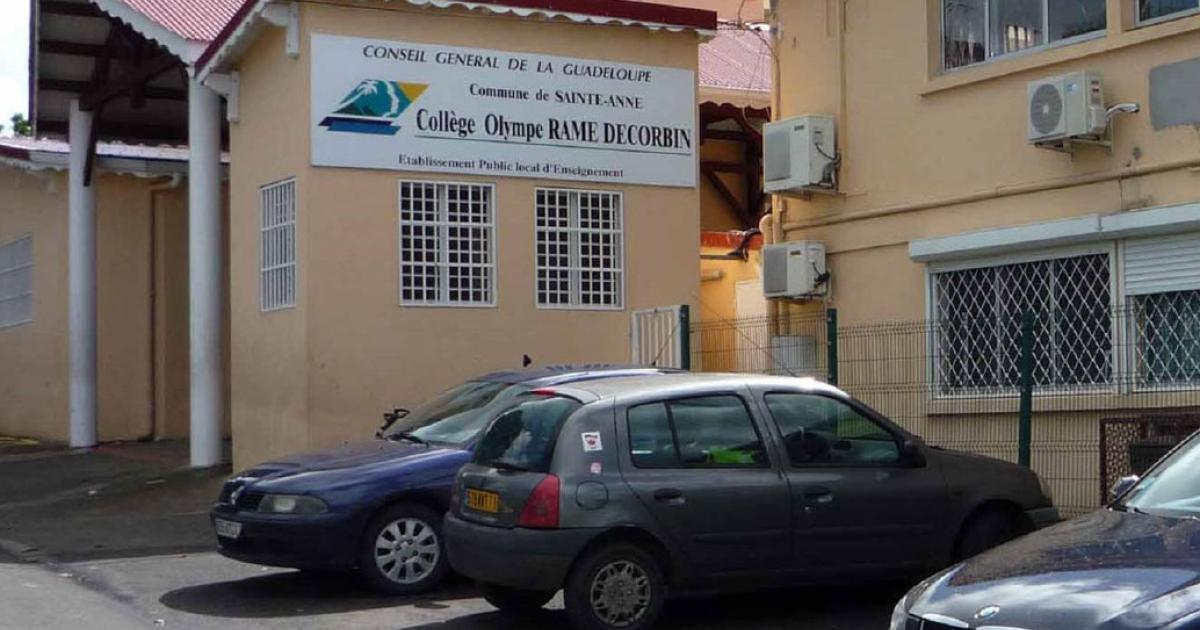     Le collège Ramé-Décorbin de Sainte-Anne détérioré après avoir été bloqué

