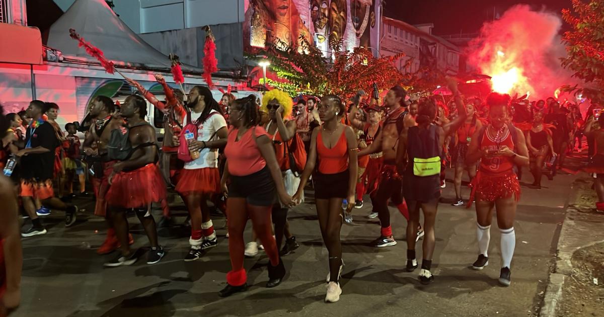     [EN IMAGES] Parade du mardi gras : les diables rouges sont de sortie à Fort-de-France

