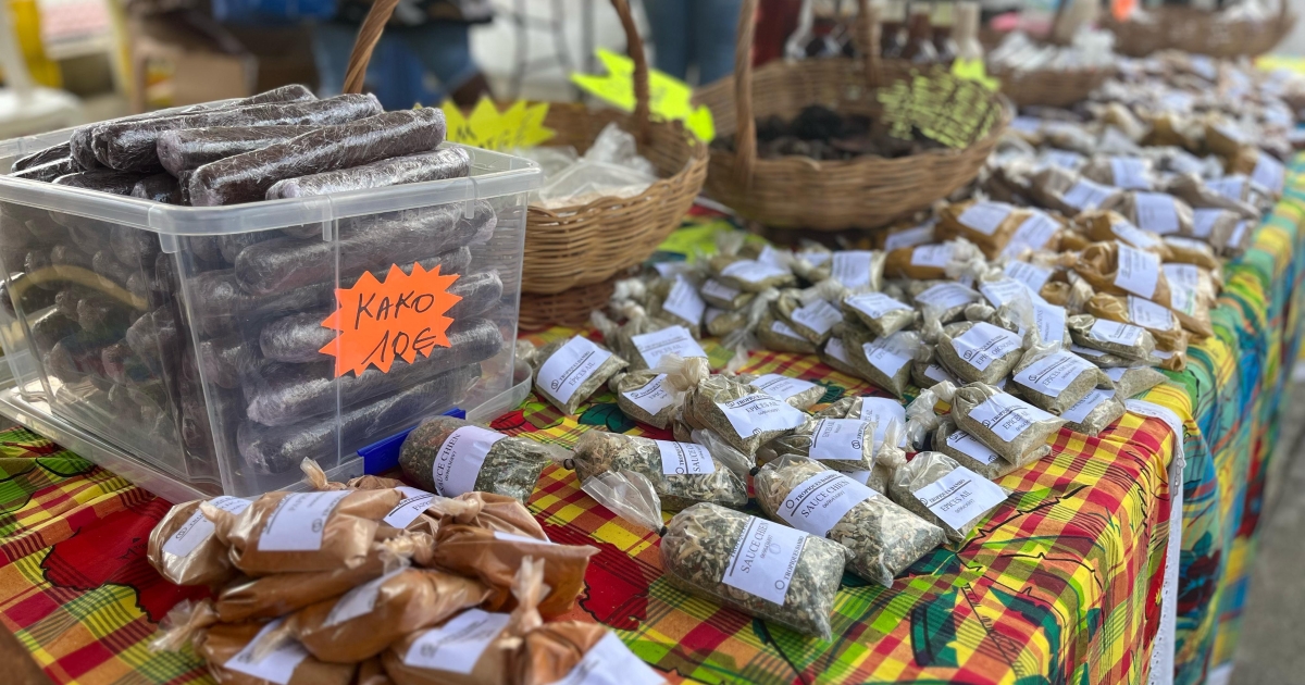     La Manrina : le marché solidaire et local à Rivière-Salée

