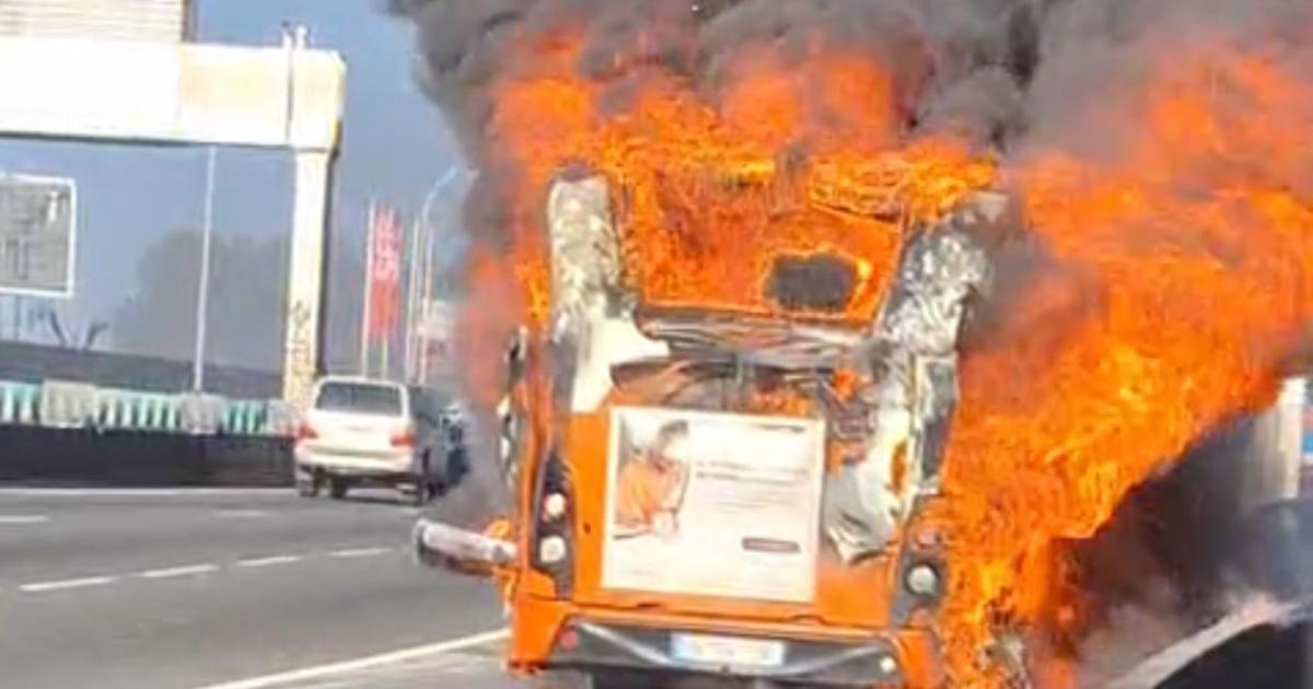     Un bus Karulis détruit par les flammes à Sainte-Anne

