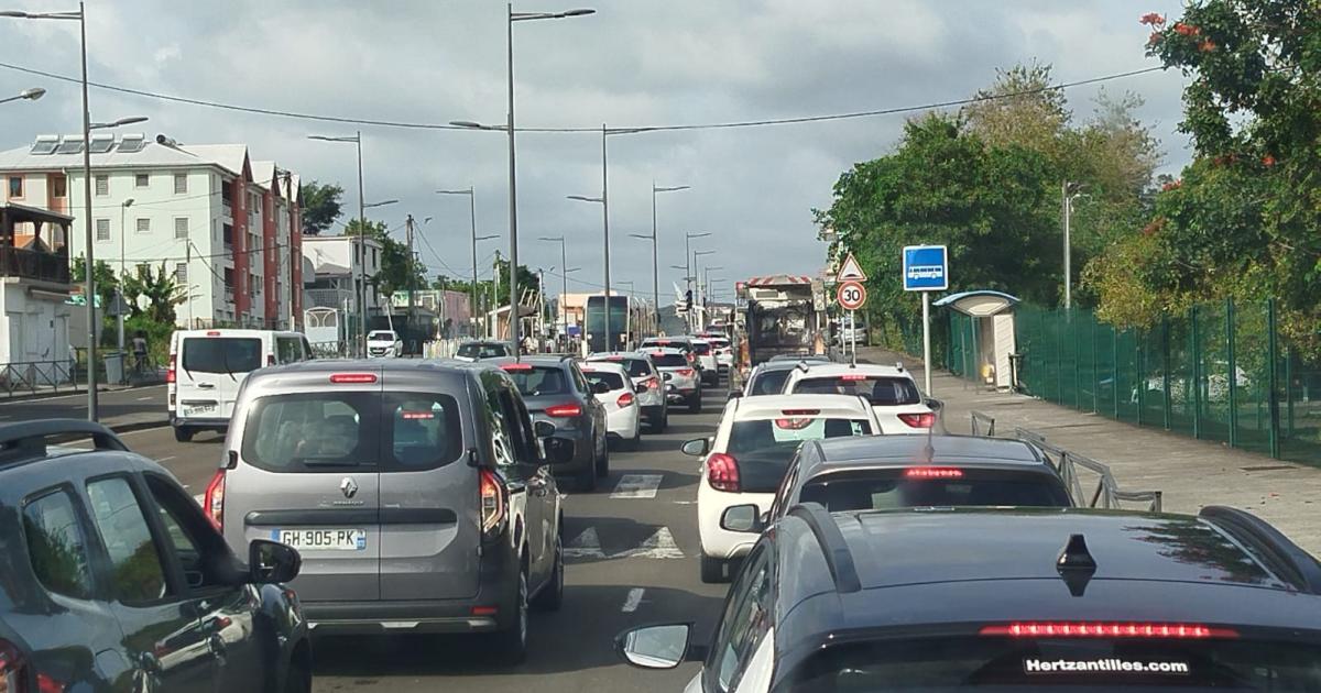     D'énormes bouchons sur l'autoroute à cause de multiples accidents depuis la mi-journée

