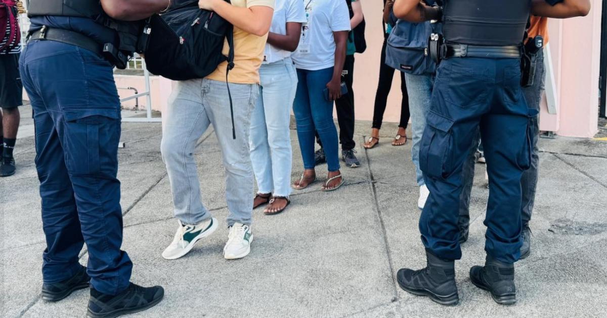     Des objets tranchants saisis au lycée de Rivière-Des-Pères

