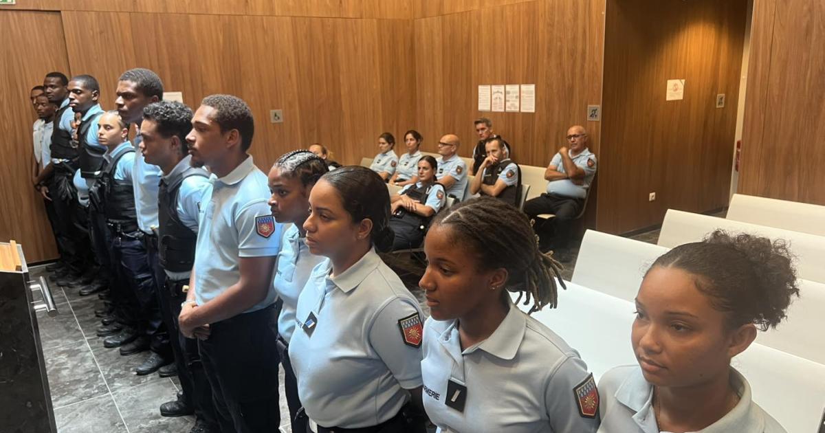     17 nouveaux jeunes gendarmes prêtent serment au tribunal 

