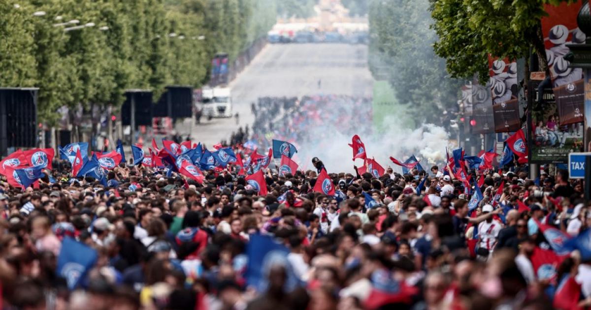     FOOTBALL. L'équipe du PSG, championne d’Europe, est arrivée sur les Champs-Élysées

