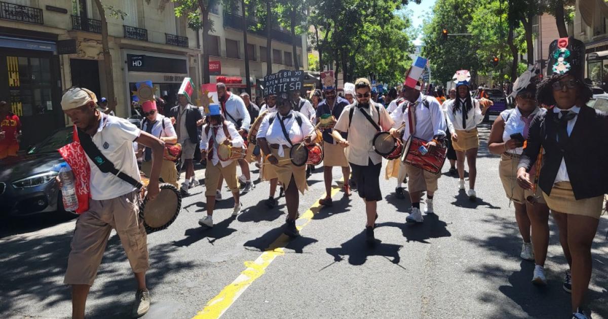     Des centaines de carnavaliers défilent en musique dans les rues de Paris

