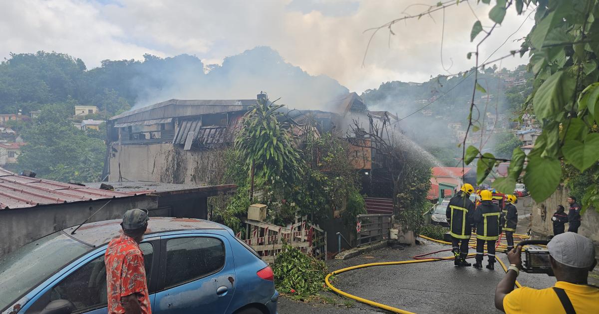     [EN IMAGES] Une maison en feu au quartier Citron à Fort-de-France

