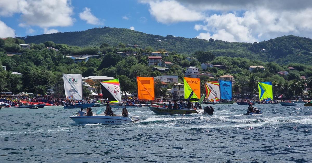     Les bateaux pris d’assaut pour suivre le Tour des yoles rondes en Martinique

