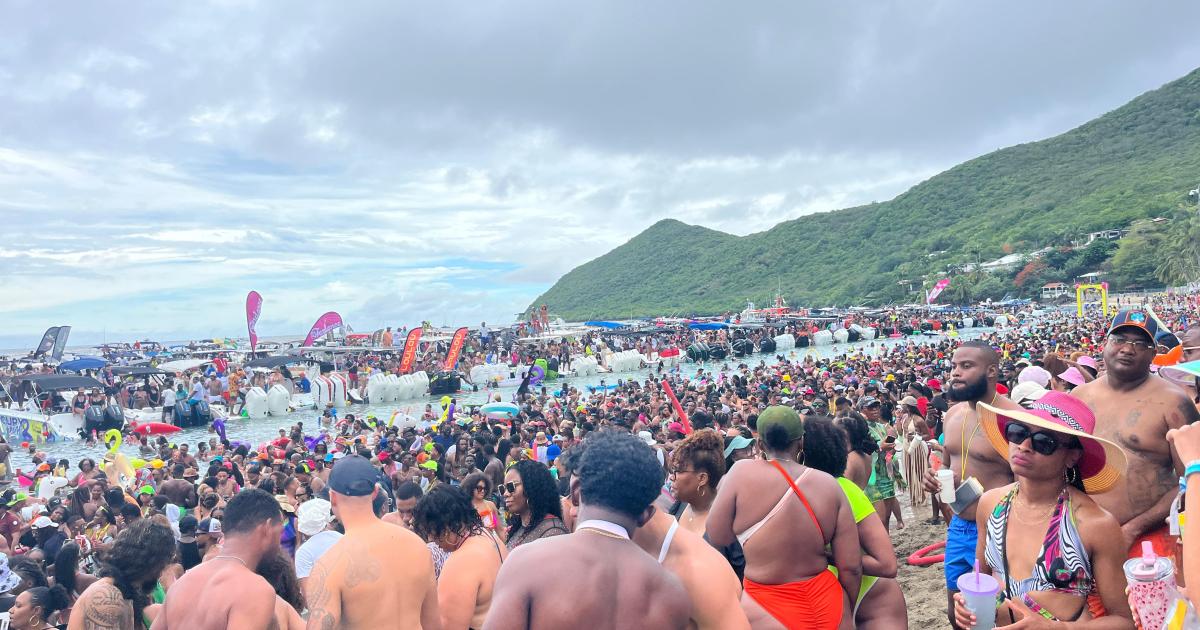     [ EN IMAGES ] Sous un ciel menaçant, les festivaliers de la Mercury Beach font la fête

