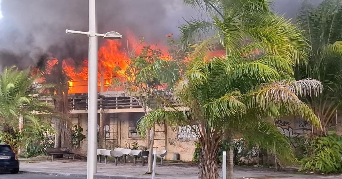     Spectaculaire incendie dans l’ancien bâtiment administratif de l'usine Darboussier, à Pointe-à-Pitre

