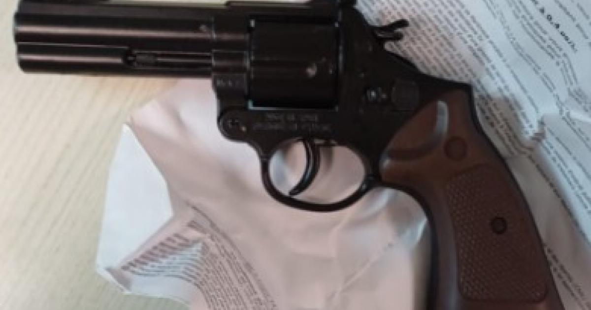     Il exhibe un revolver factice dans un hypermarché pour voler de l'alcool


