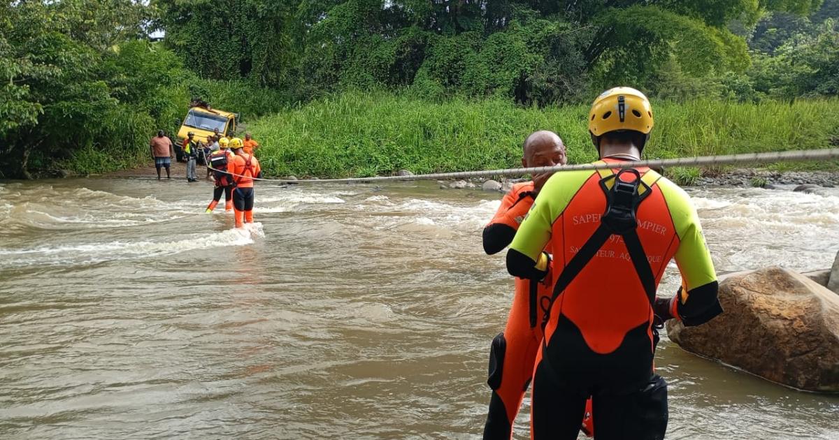     76 personnes piégées par une crue à Petit-Bourg 


