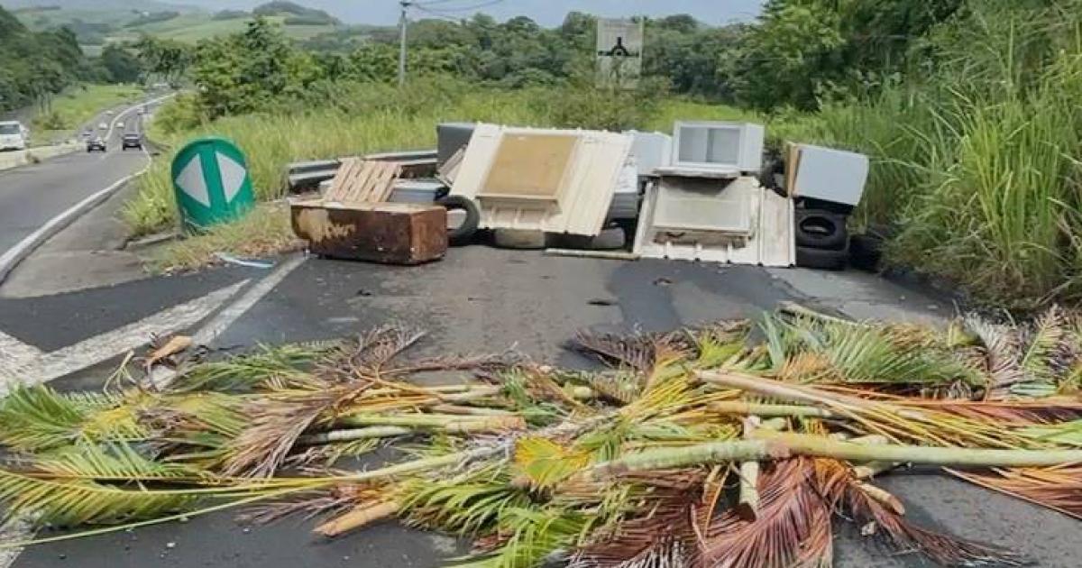    Au Robert, des barrages à la Pointe Jean-Claude pour dénoncer les nuisances de la déchetterie

