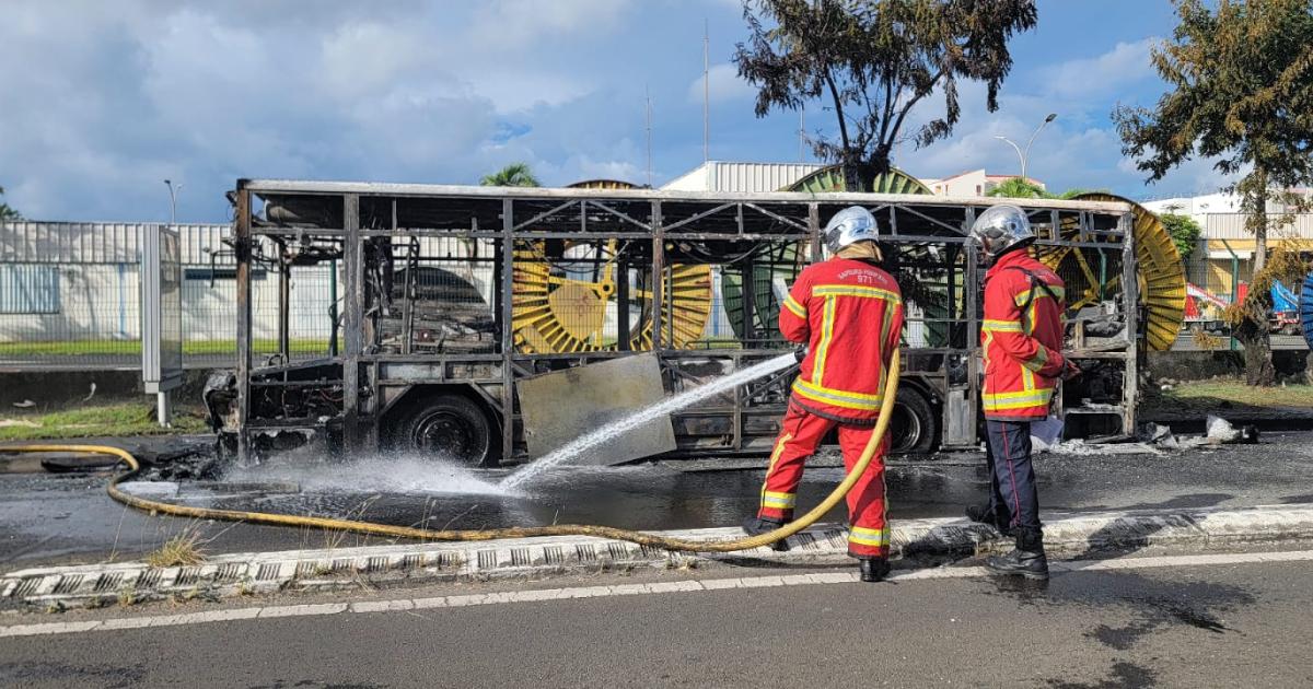    Un bus Karulis détruit par les flammes aux Abymes

