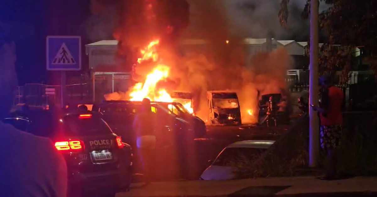     Plusieurs véhicules brûlés dans un incendie à proximité du port de croisière

