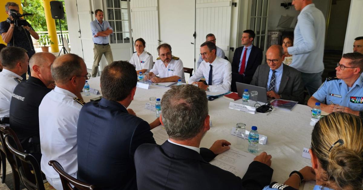     [EN IMAGES] En Martinique, Bruno Retailleau entame sa visite par une réunion sur les trafics illicites

