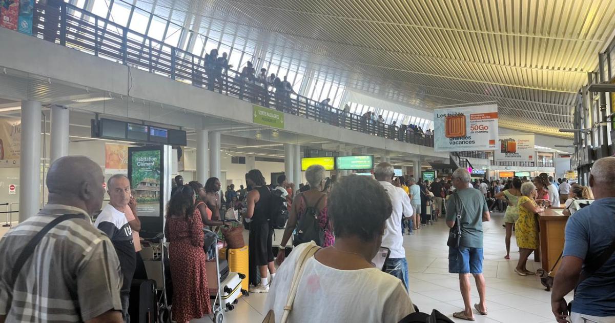     À l'aéroport Aimé Césaire, c'est encore le rush des grandes vacances

