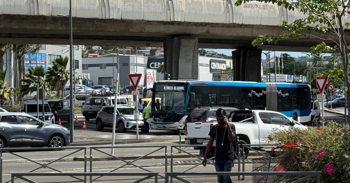     Collision entre un BHNS et une voiture à Dillon : quatre femmes évacuées vers le CHU

