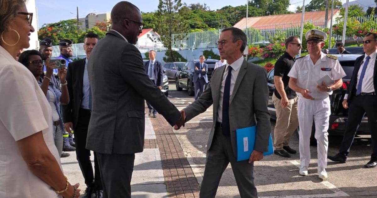     Visite éclair du Ministre de l’Intérieur : quelles retombées pour la Guadeloupe ?

