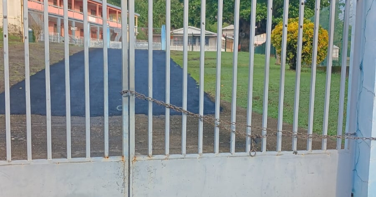     Le portail de l'école Edgard Labourg au Robert cadenassé par des parents d'élèves

